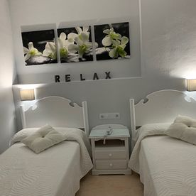 camas blancas individuales